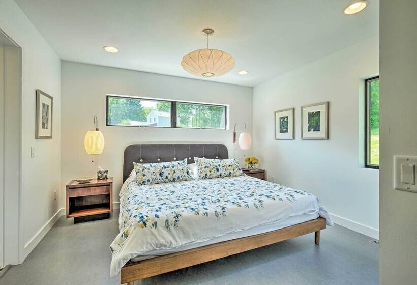 Luxe + Modern Home: 30mi To Saratoga Springs!