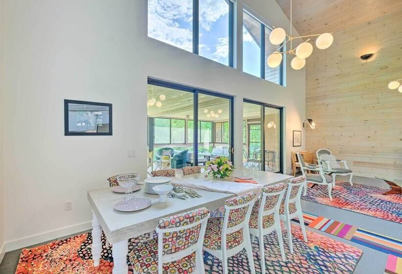 Luxe + Modern Home: 30mi To Saratoga Springs!