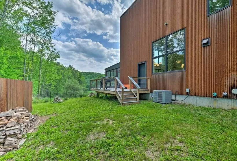 Luxe + Modern Home: 30mi To Saratoga Springs!