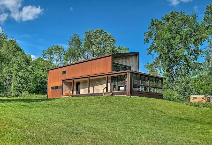 Luxe + Modern Home: 30mi To Saratoga Springs!