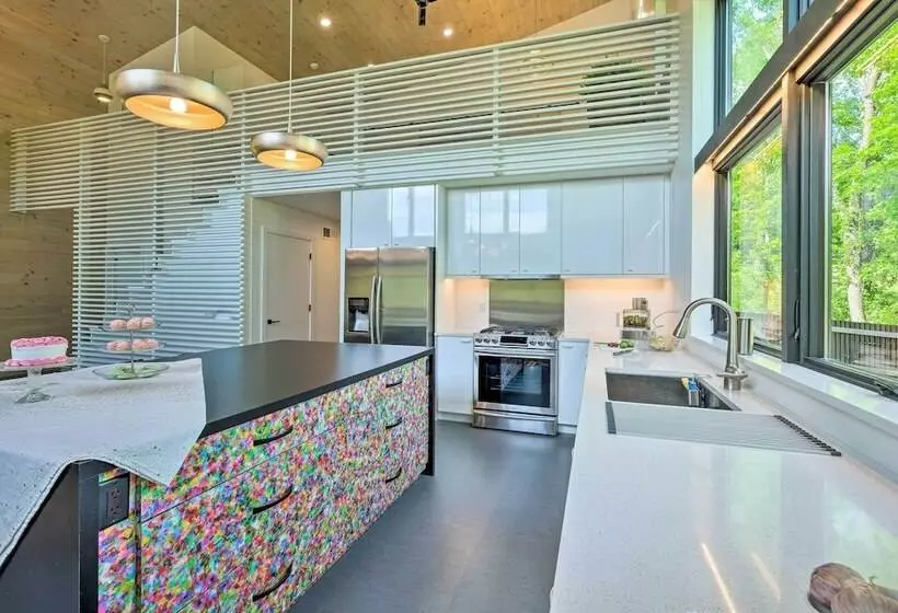 Luxe + Modern Home: 30mi To Saratoga Springs!