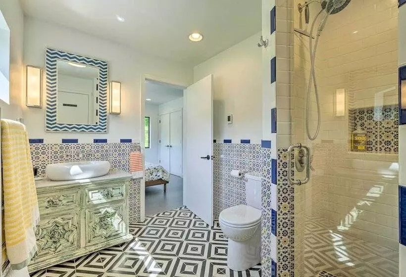 Luxe + Modern Home: 30mi To Saratoga Springs!