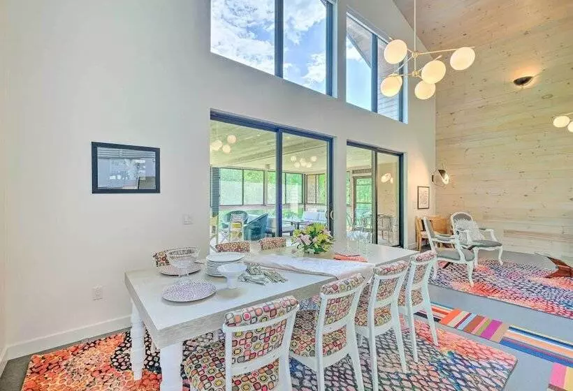 Luxe + Modern Home: 30mi To Saratoga Springs!