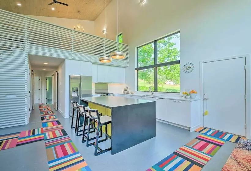 Luxe + Modern Home: 30mi To Saratoga Springs!