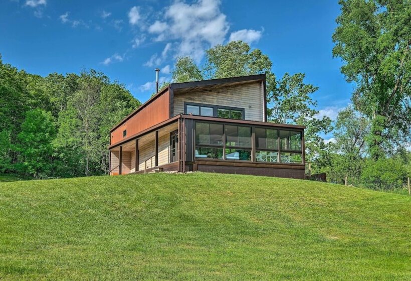 Luxe + Modern Home: 30mi To Saratoga Springs!