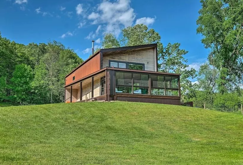 Luxe + Modern Home: 30mi To Saratoga Springs!