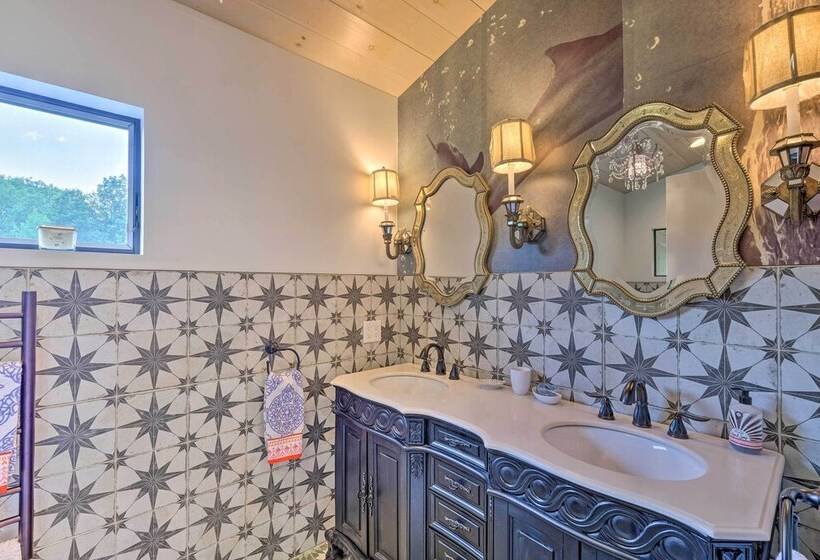 Luxe + Modern Home: 30mi To Saratoga Springs!