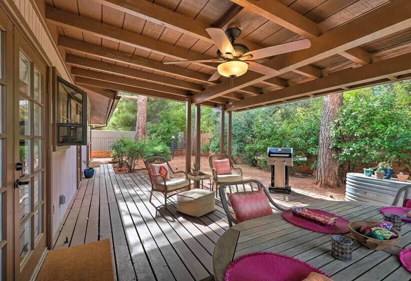 Red Rock Views: Modern Sedona Home