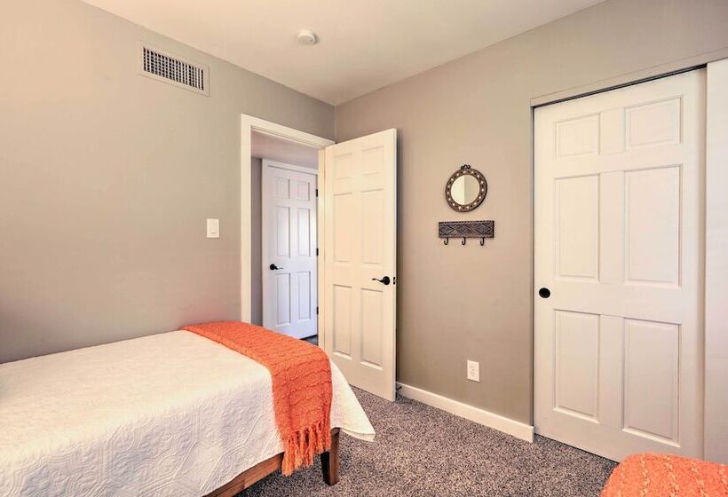 Red Rock Views: Modern Sedona Home