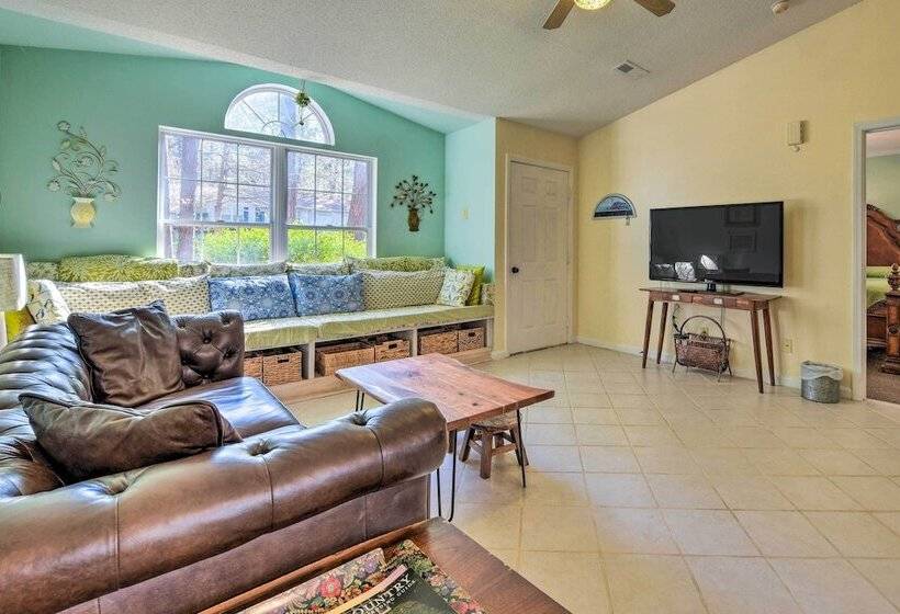 Woodsy Mooresville Getaway W/ Patio: Near Lakes!