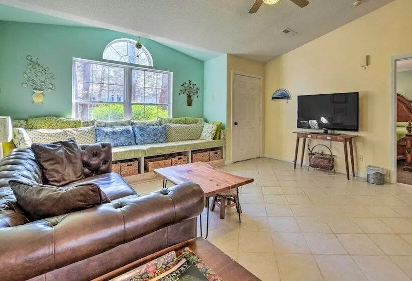 Woodsy Mooresville Getaway W/ Patio: Near Lakes!