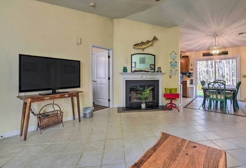 Woodsy Mooresville Getaway W/ Patio: Near Lakes!