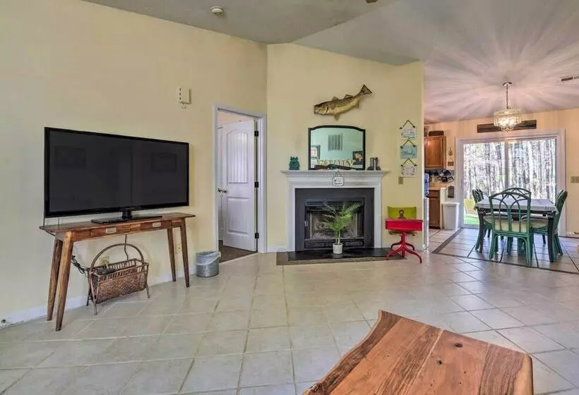 Woodsy Mooresville Getaway W/ Patio: Near Lakes!