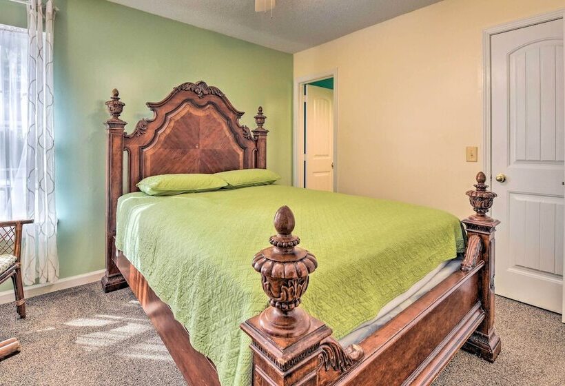 Woodsy Mooresville Getaway W/ Patio: Near Lakes!