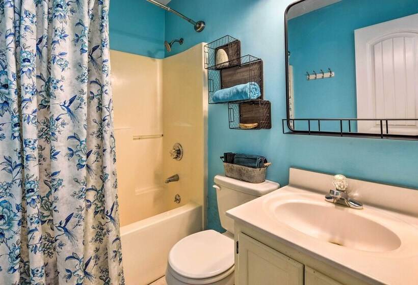 Woodsy Mooresville Getaway W/ Patio: Near Lakes!