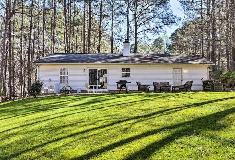 Woodsy Mooresville Getaway W/ Patio: Near Lakes!
