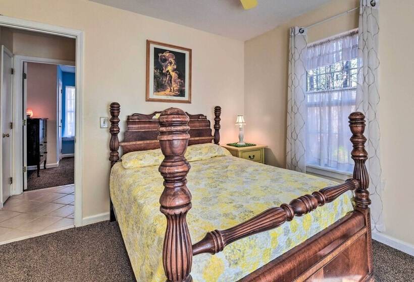 Woodsy Mooresville Getaway W/ Patio: Near Lakes!