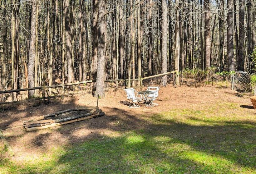Woodsy Mooresville Getaway W/ Patio: Near Lakes!