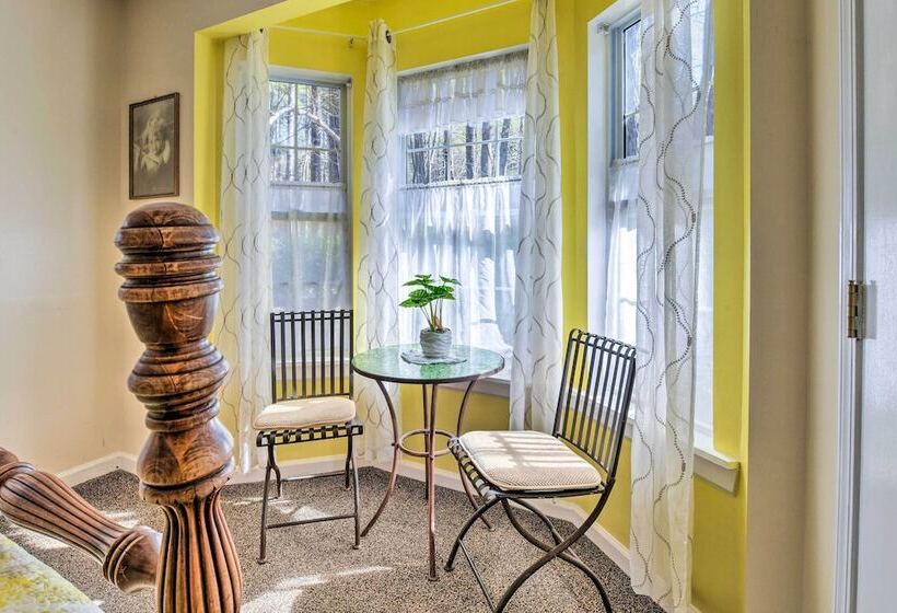 Woodsy Mooresville Getaway W/ Patio: Near Lakes!