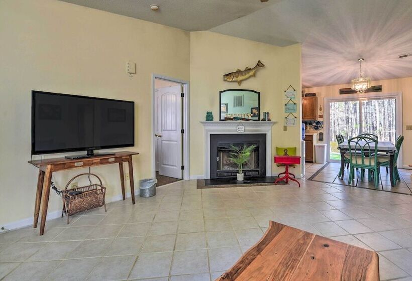 Woodsy Mooresville Getaway W/ Patio: Near Lakes!