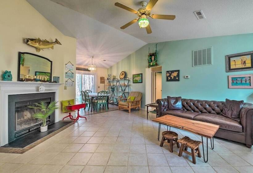 Woodsy Mooresville Getaway W/ Patio: Near Lakes!