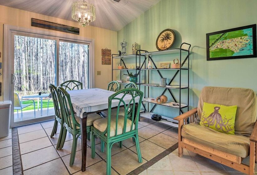 Woodsy Mooresville Getaway W/ Patio: Near Lakes!