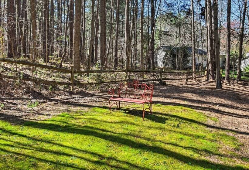 Woodsy Mooresville Getaway W/ Patio: Near Lakes!