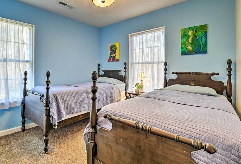 Woodsy Mooresville Getaway W/ Patio: Near Lakes!