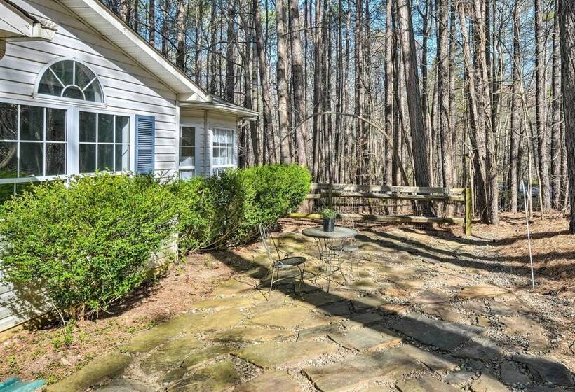Woodsy Mooresville Getaway W/ Patio: Near Lakes!