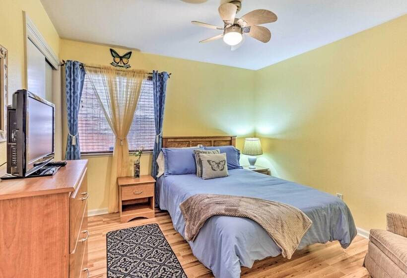 Peaceful Fresno Home, Near Popular Wineries!