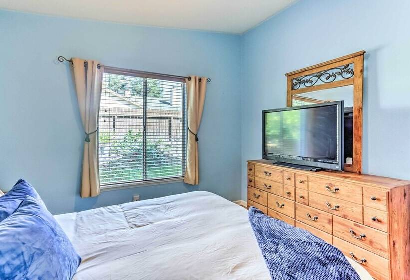 Peaceful Fresno Home, Near Popular Wineries!