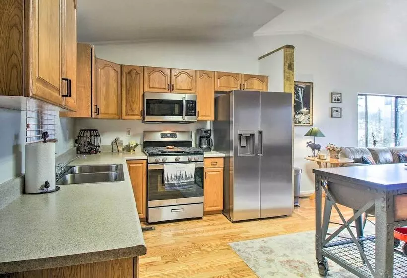 Peaceful Nutrioso Cabin Retreat W/ Mountain Views!