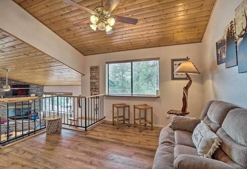 Cozy Pine Retreat W/ Private Hot Tub & Views