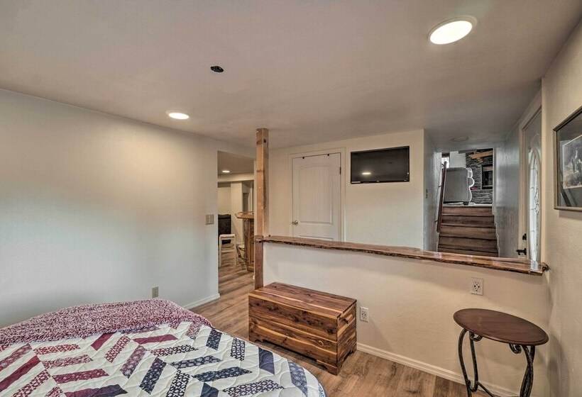 Cozy Pine Retreat W/ Private Hot Tub & Views