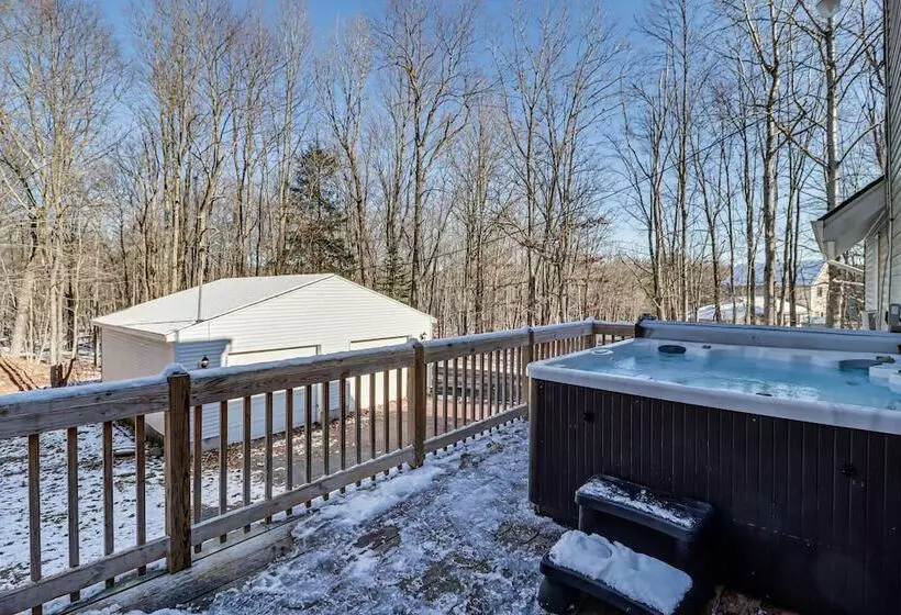 Lake Access & Private Hot Tub At Poconos Home!