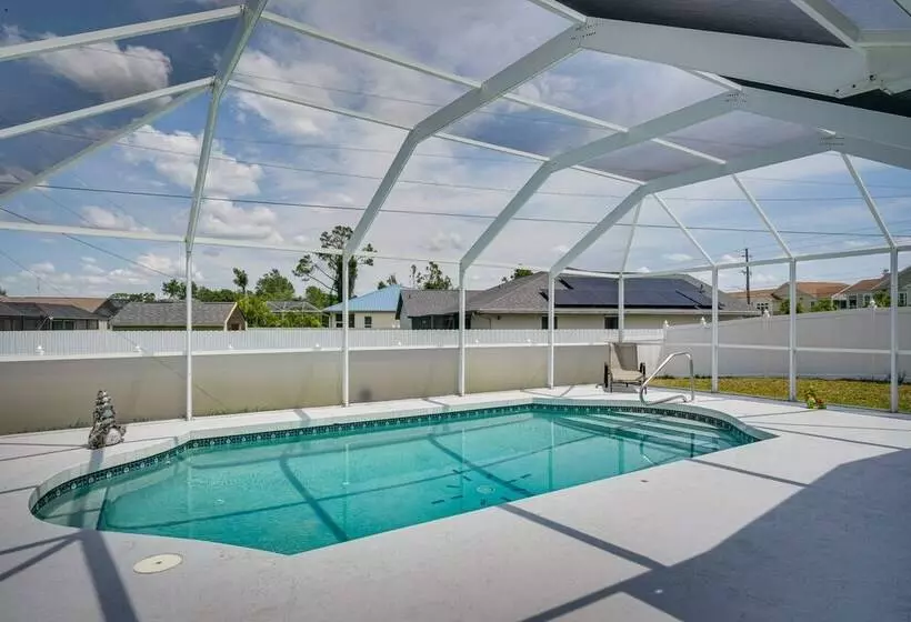 Port Charlotte Vacation Rental: Screened In Lanai!