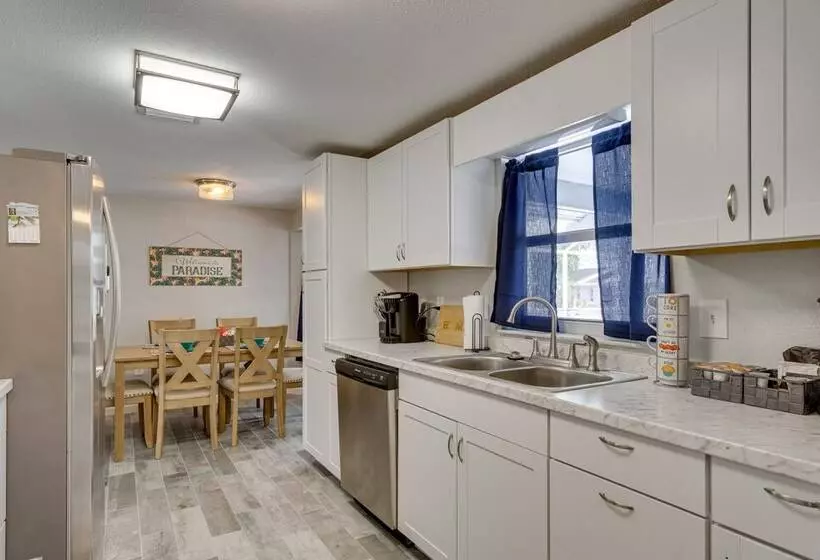 Port Charlotte Vacation Rental: Screened In Lanai!