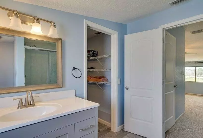 Port Charlotte Vacation Rental: Screened In Lanai!