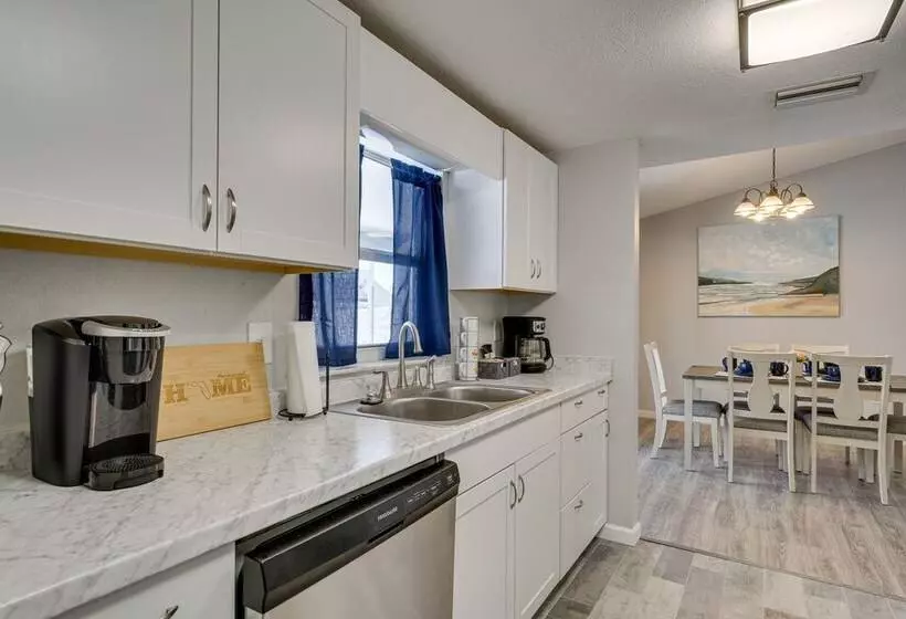 Port Charlotte Vacation Rental: Screened In Lanai!