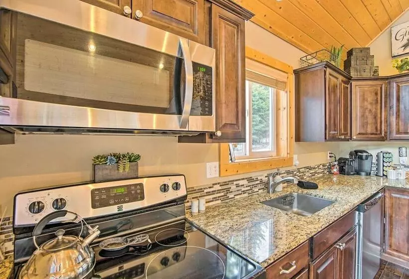 Ronald Cabin W/ Private Hot Tub Near Lake & Trails