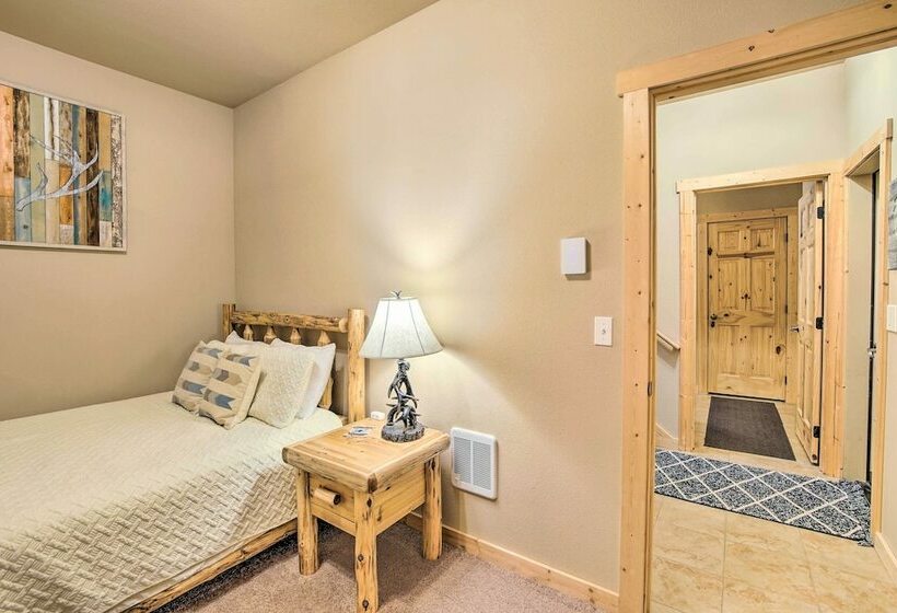 Ronald Cabin W/ Private Hot Tub Near Lake & Trails