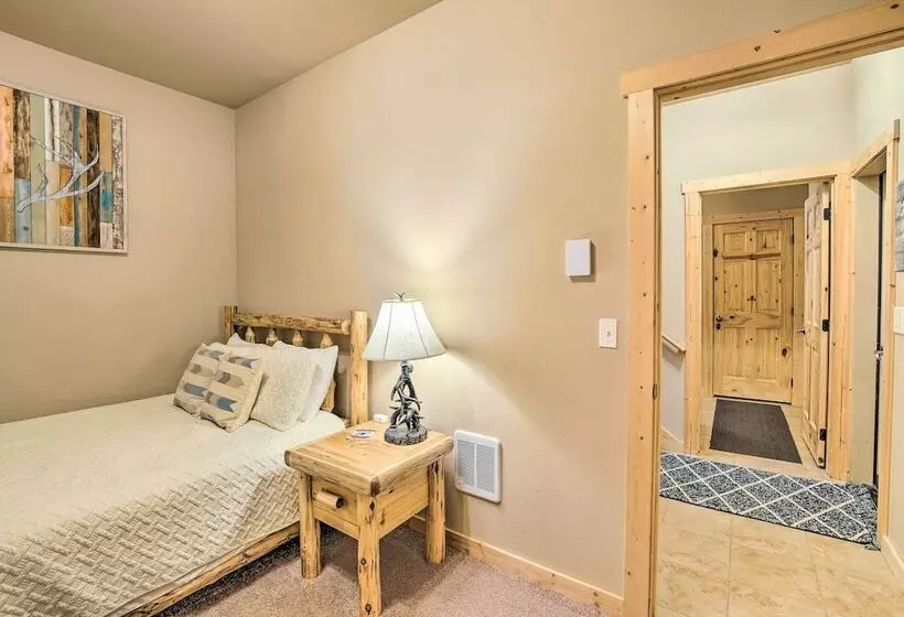Ronald Cabin W/ Private Hot Tub Near Lake & Trails