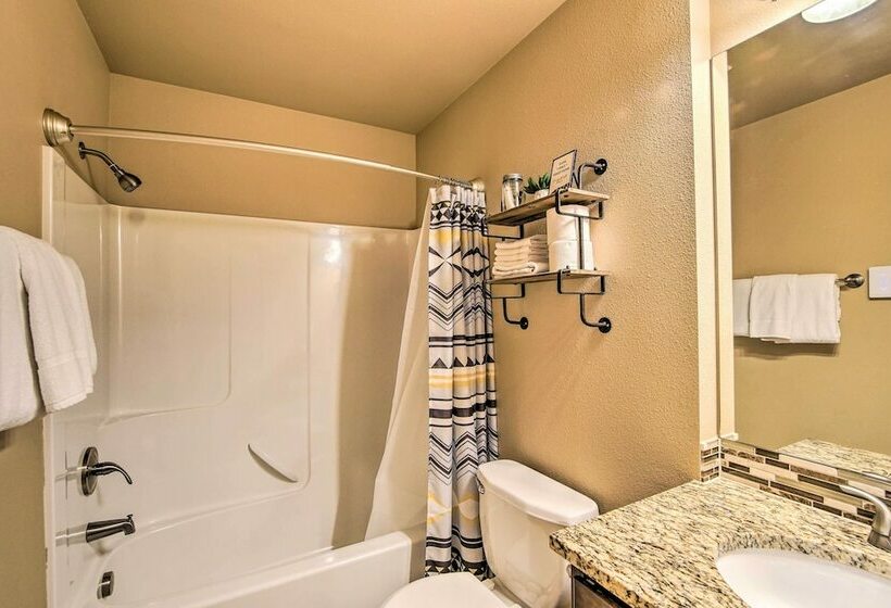 Ronald Cabin W/ Private Hot Tub Near Lake & Trails