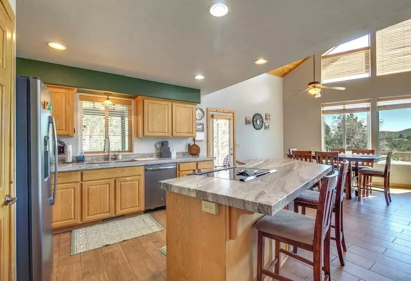 Secluded Show Low Home, Near Hiking Trails!