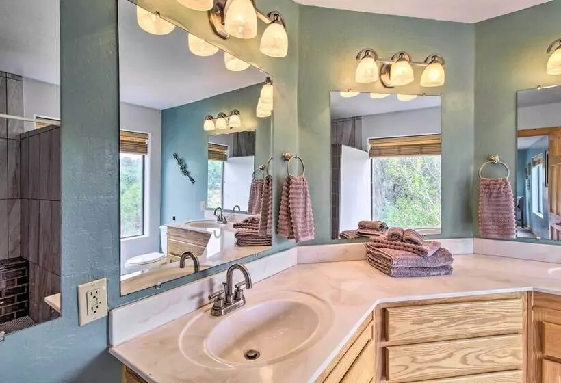 Secluded Show Low Home, Near Hiking Trails!