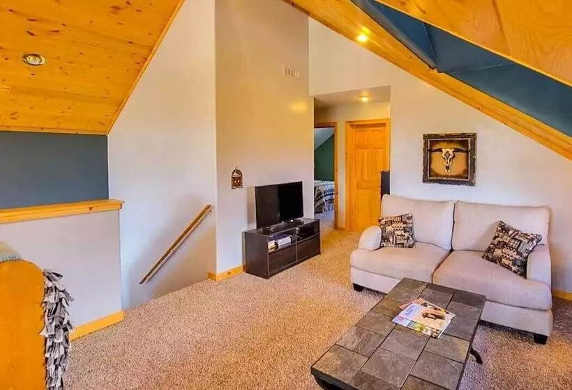 Secluded Show Low Home, Near Hiking Trails!