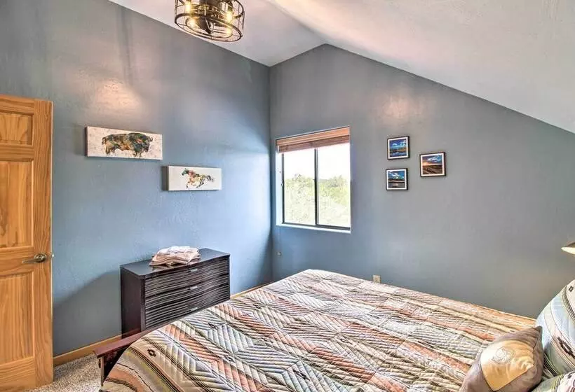 Secluded Show Low Home, Near Hiking Trails!