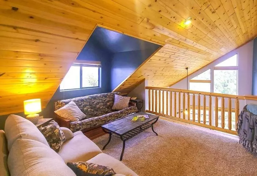 Secluded Show Low Home, Near Hiking Trails!