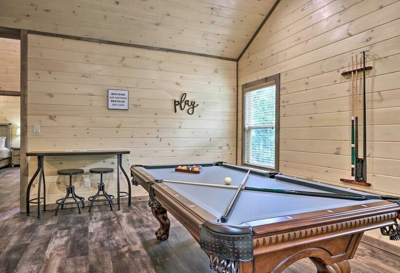 Smoky Cove Retreat W/ Private Hot Tub & Deck!