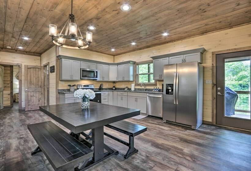 Smoky Cove Retreat W/ Private Hot Tub & Deck!